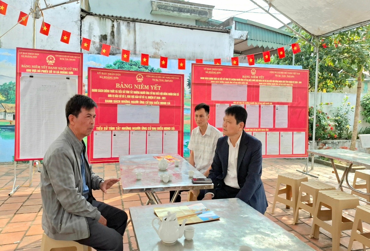 Có thể là hình ảnh về một hoặc nhiều người, phòng tin tức và văn bản