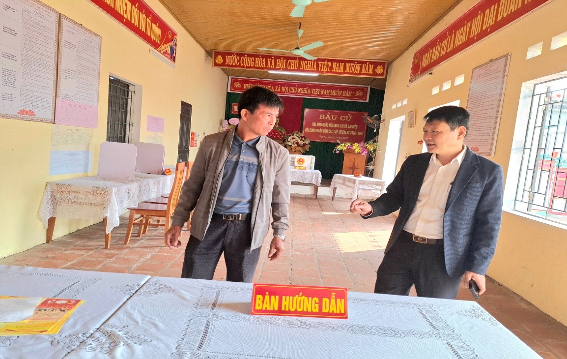 Có thể là hình ảnh về một hoặc nhiều người và văn bản
