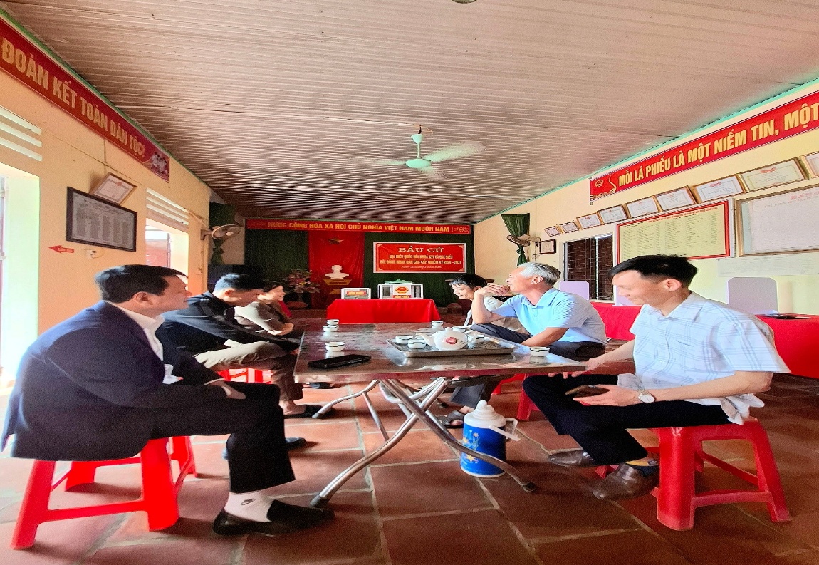 Có thể là hình ảnh về một hoặc nhiều người, mọi người đang học và văn bản