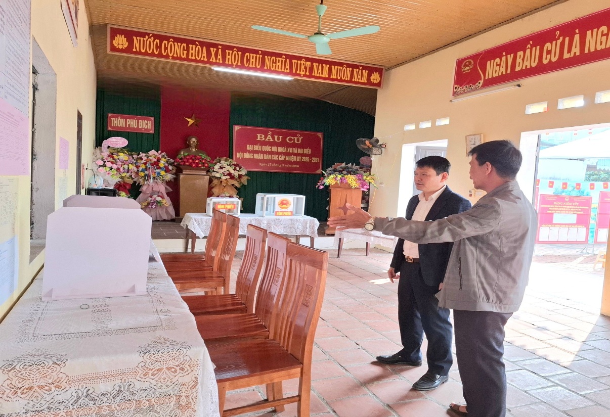 Có thể là hình ảnh về một hoặc nhiều người, đền thờ và văn bản