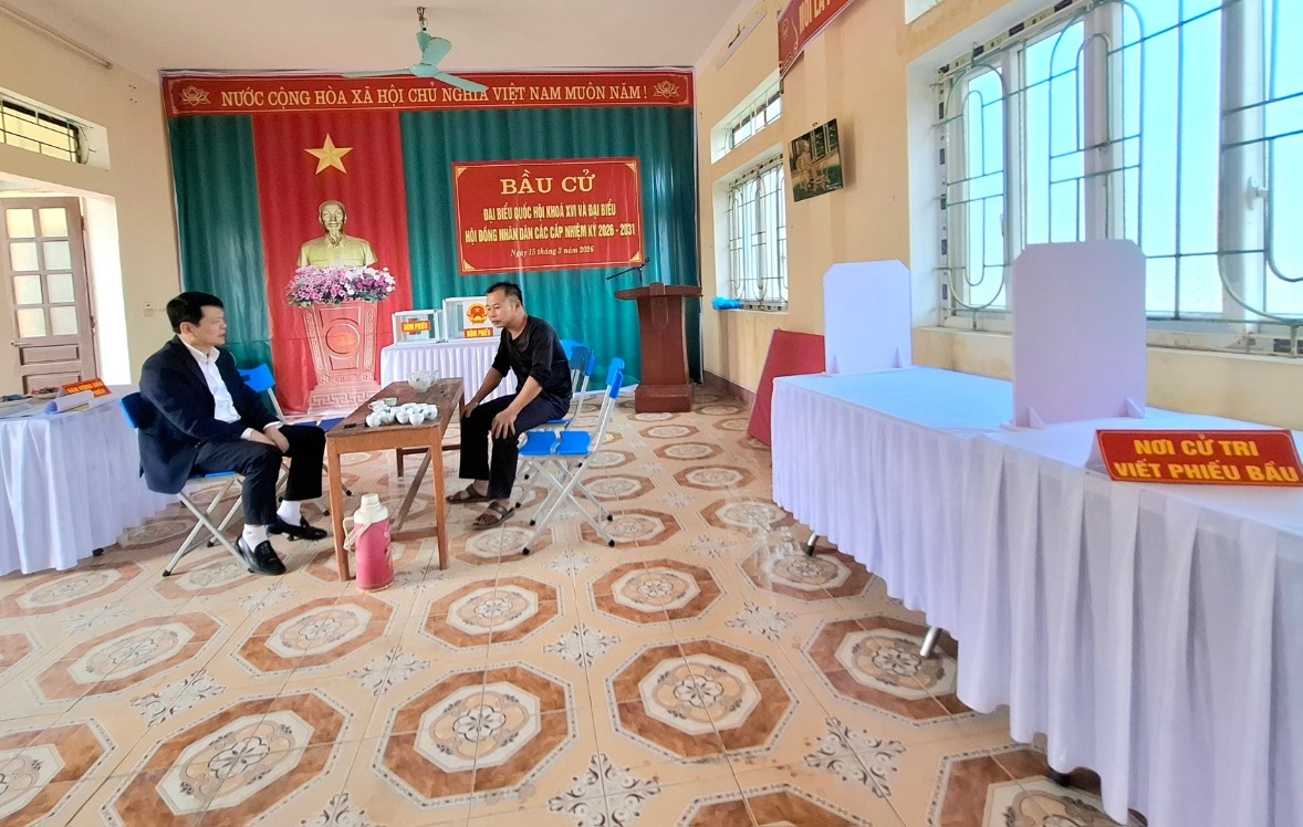 Có thể là hình ảnh về cái bục và văn bản
