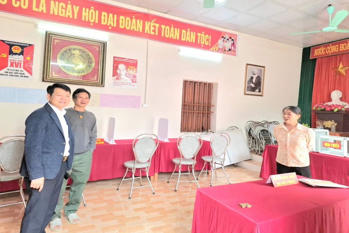 Có thể là hình ảnh về một hoặc nhiều người và văn bản