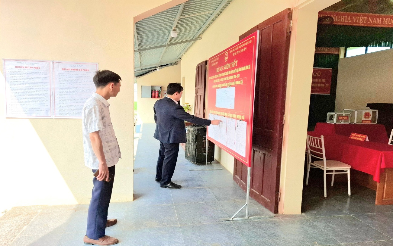 Có thể là hình ảnh về một hoặc nhiều người, mọi người đang học và văn bản