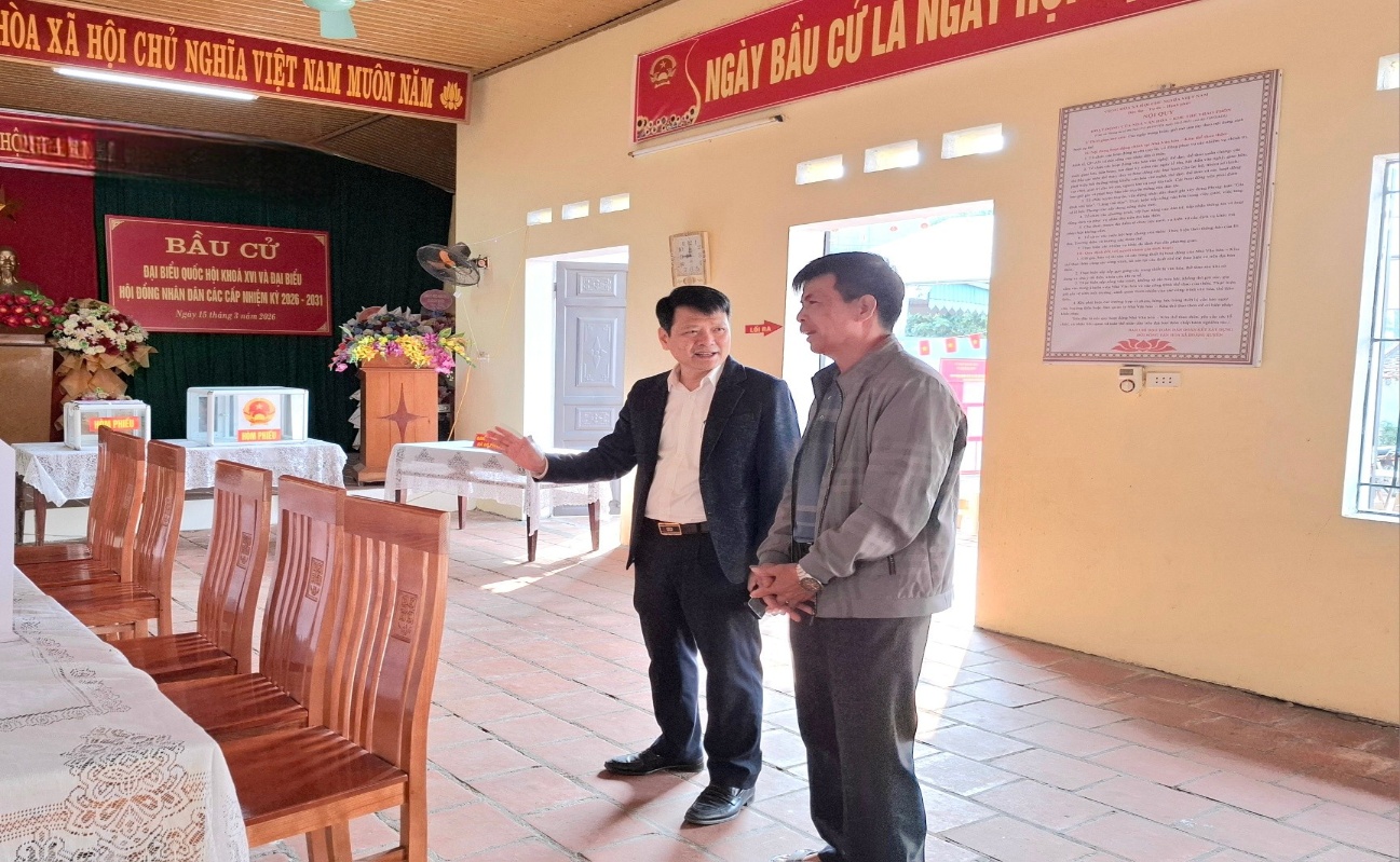 Có thể là hình ảnh về một hoặc nhiều người, mọi người đang học và văn bản