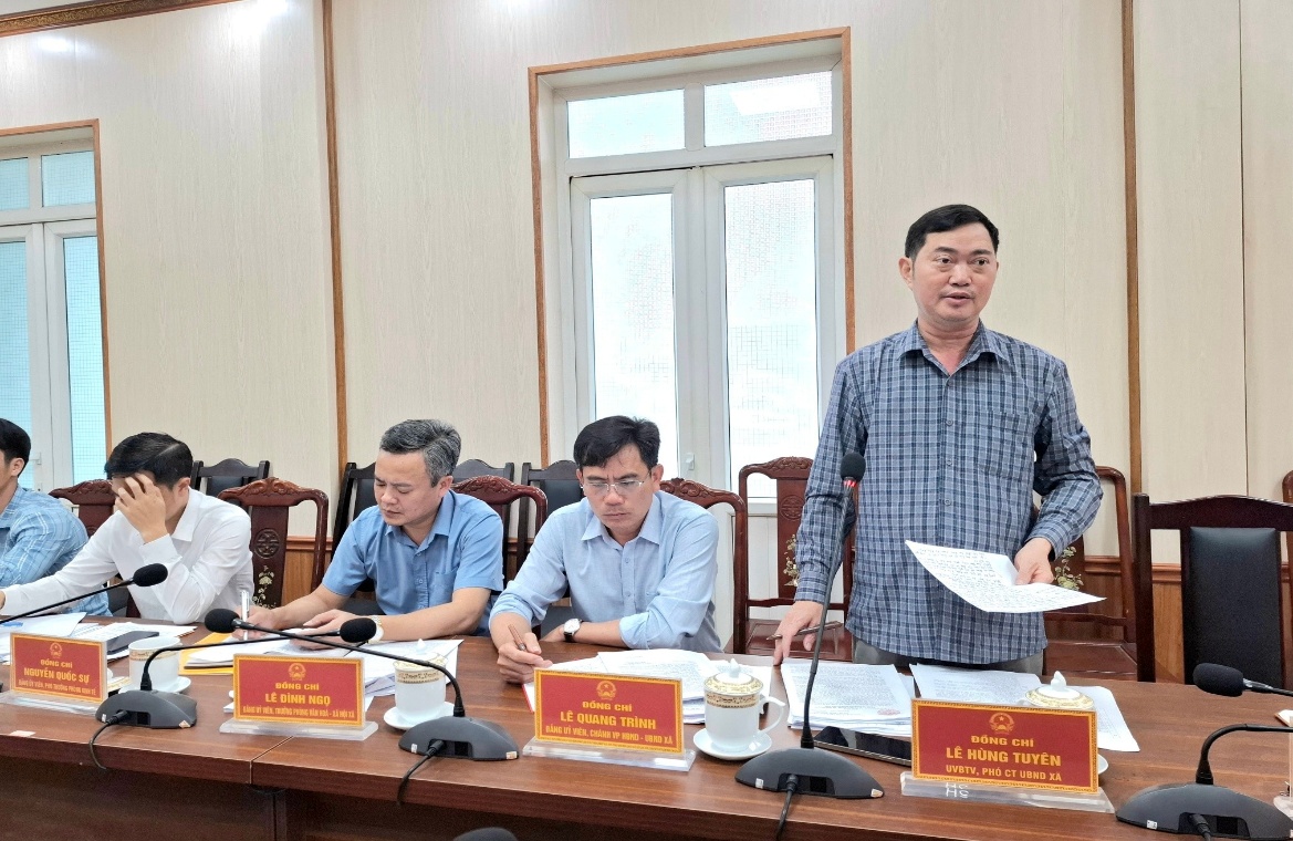 Có thể là hình ảnh về một hoặc nhiều người và văn bản