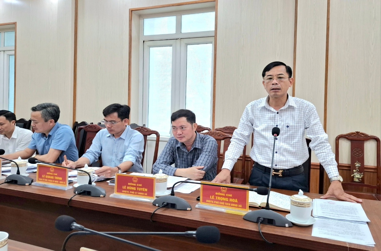 Có thể là hình ảnh về một hoặc nhiều người và văn bản