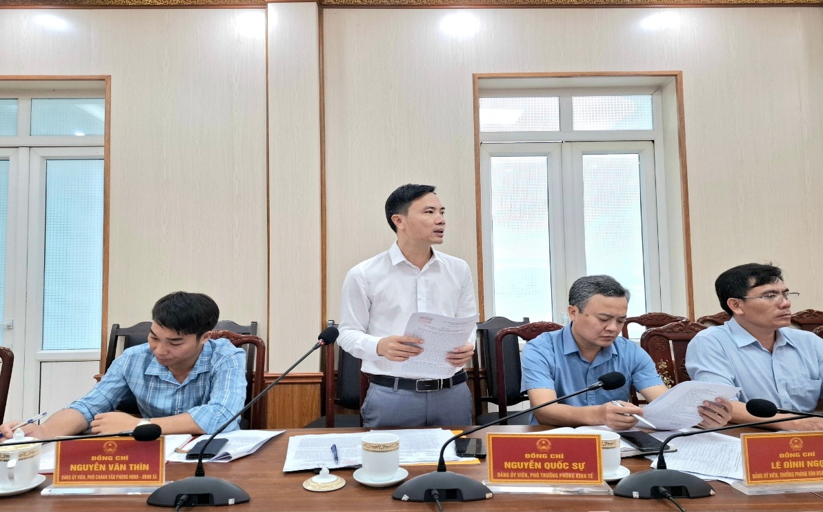 Có thể là hình ảnh về một hoặc nhiều người và văn bản