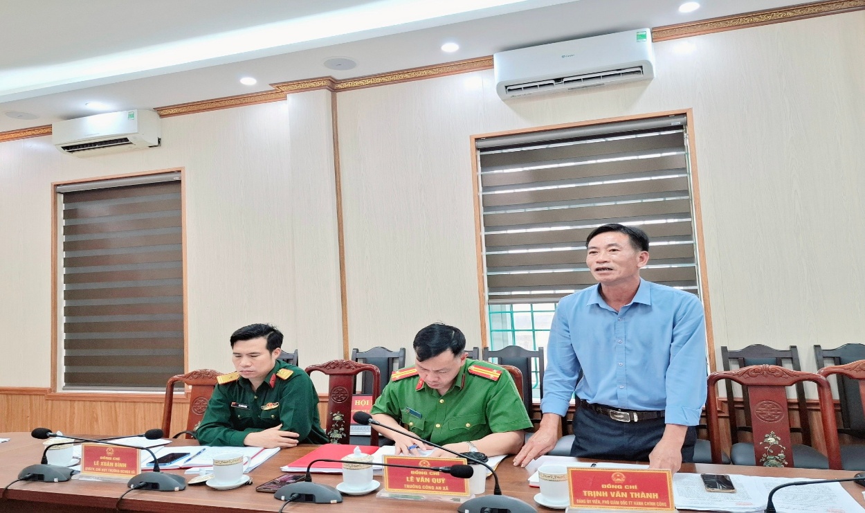 Có thể là hình ảnh về một hoặc nhiều người, mọi người đang học và văn bản