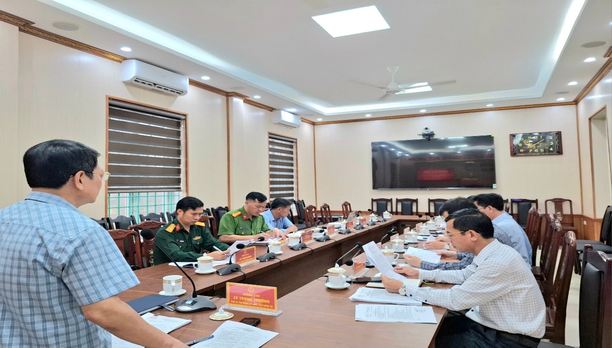 Có thể là hình ảnh về một hoặc nhiều người, mọi người đang học và văn bản