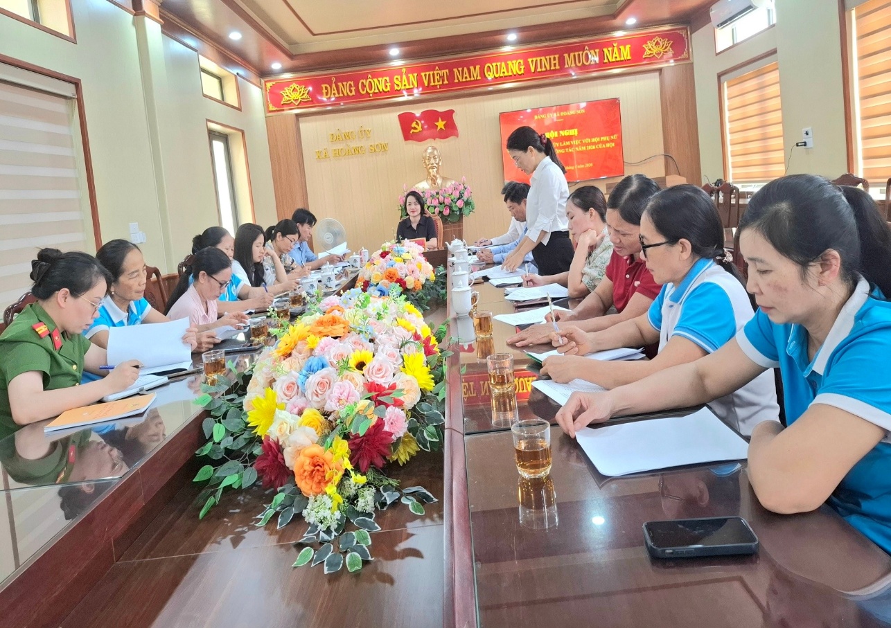 Có thể là hình ảnh về một hoặc nhiều người, mọi người đang học, bàn và văn bản