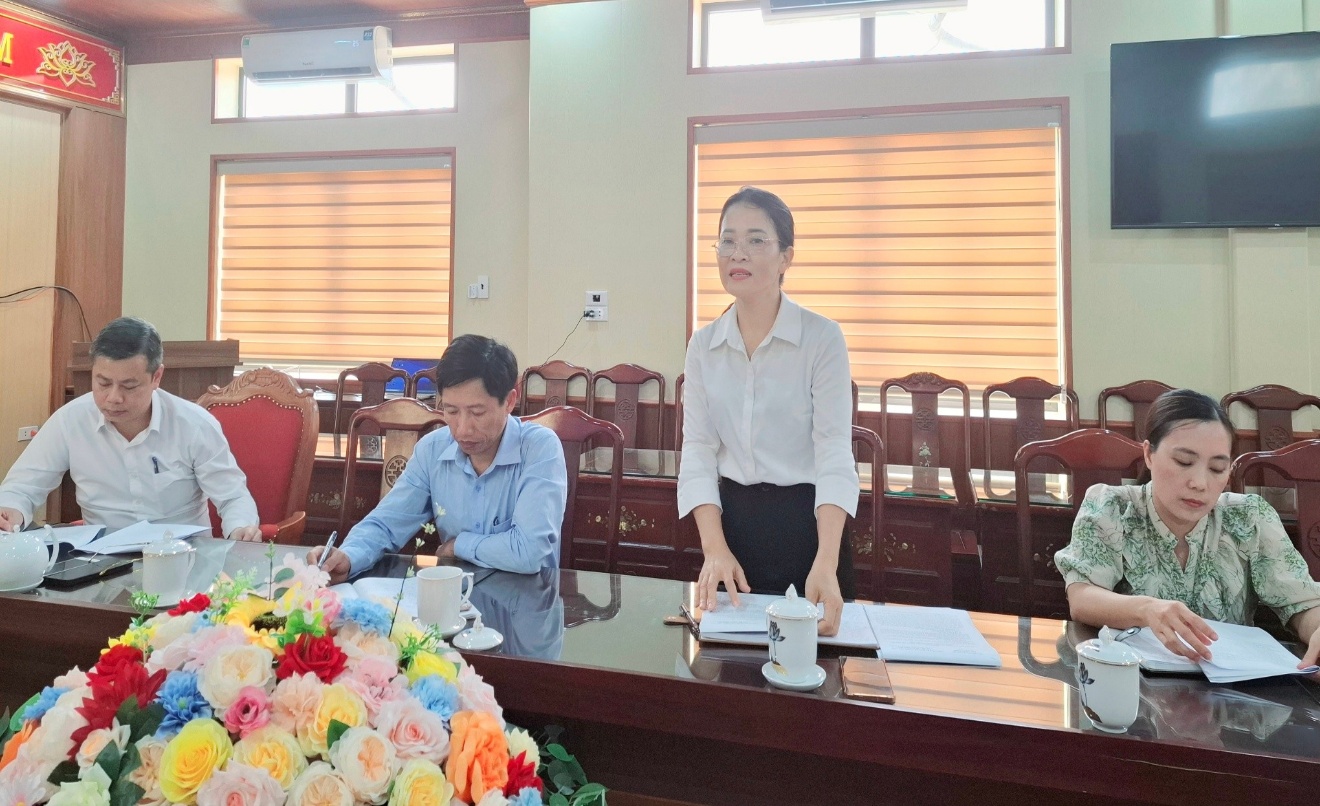 Có thể là hình ảnh về một hoặc nhiều người