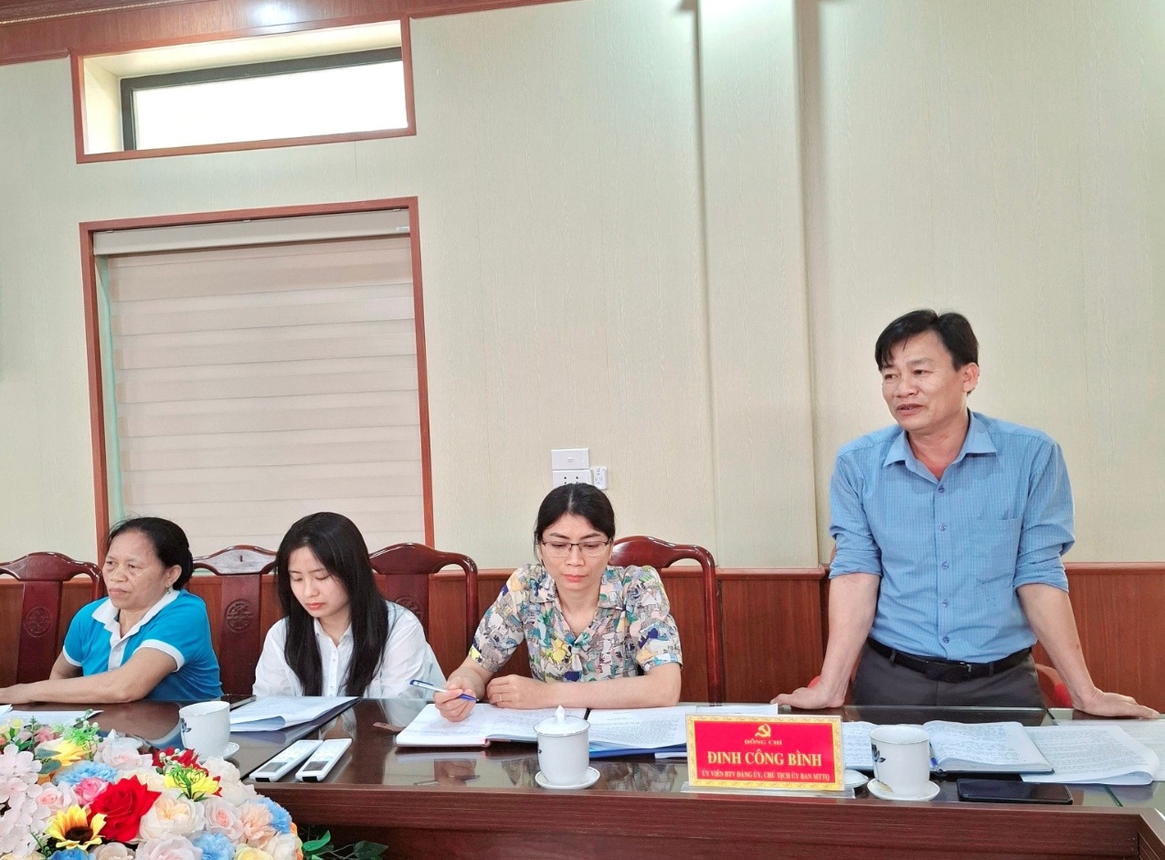Có thể là hình ảnh về một hoặc nhiều người, mọi người đang học và văn bản