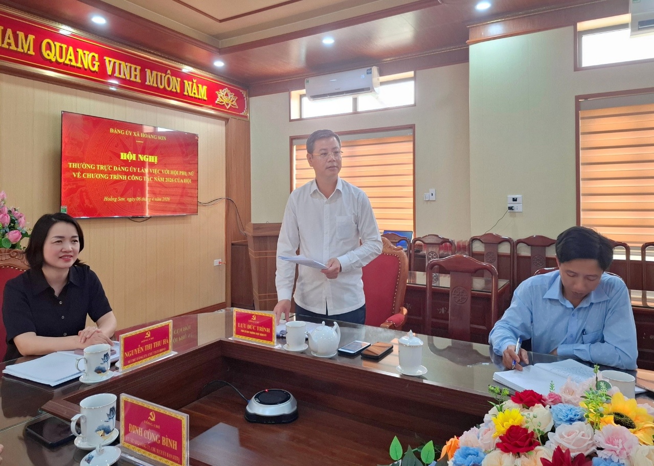 Có thể là hình ảnh về một hoặc nhiều người và văn bản