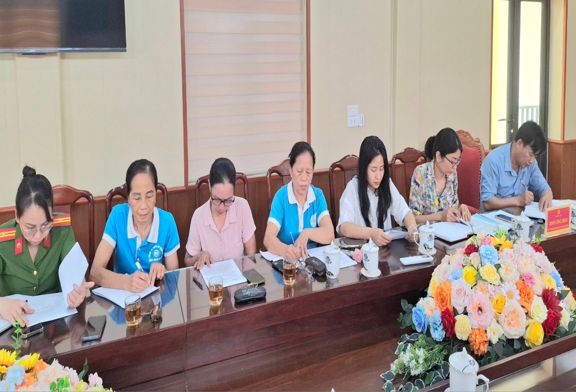 Có thể là hình ảnh về một hoặc nhiều người và bàn