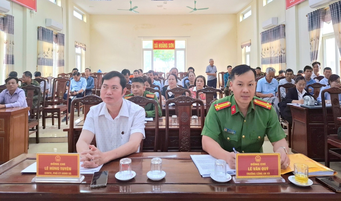 Có thể là hình ảnh về một hoặc nhiều người và văn bản cho biết 'Ko XÁHOÁNGSON HOAN HOÀNG ANG SƠN LEHUNGTUYÊN GB o6иa CHI LÊ HUNG TUYÊN UVSTY UBNOA DENG ENG KIH OE CHI CPE LE VÂN QUY TRƯƠNG CONG YÀ 꿀 4'