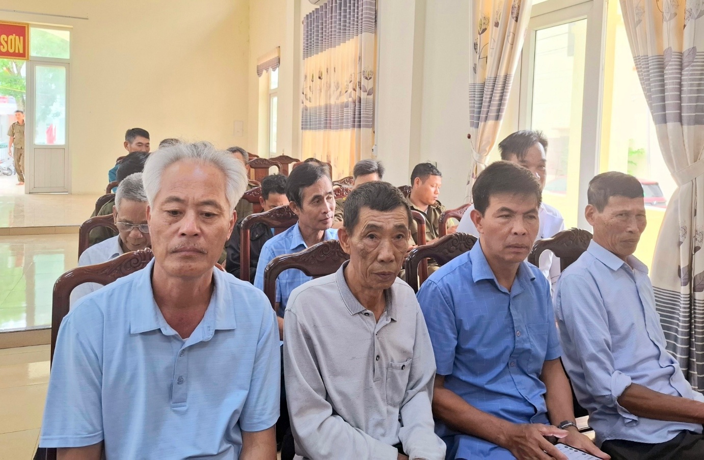 Có thể là hình ảnh về một hoặc nhiều người