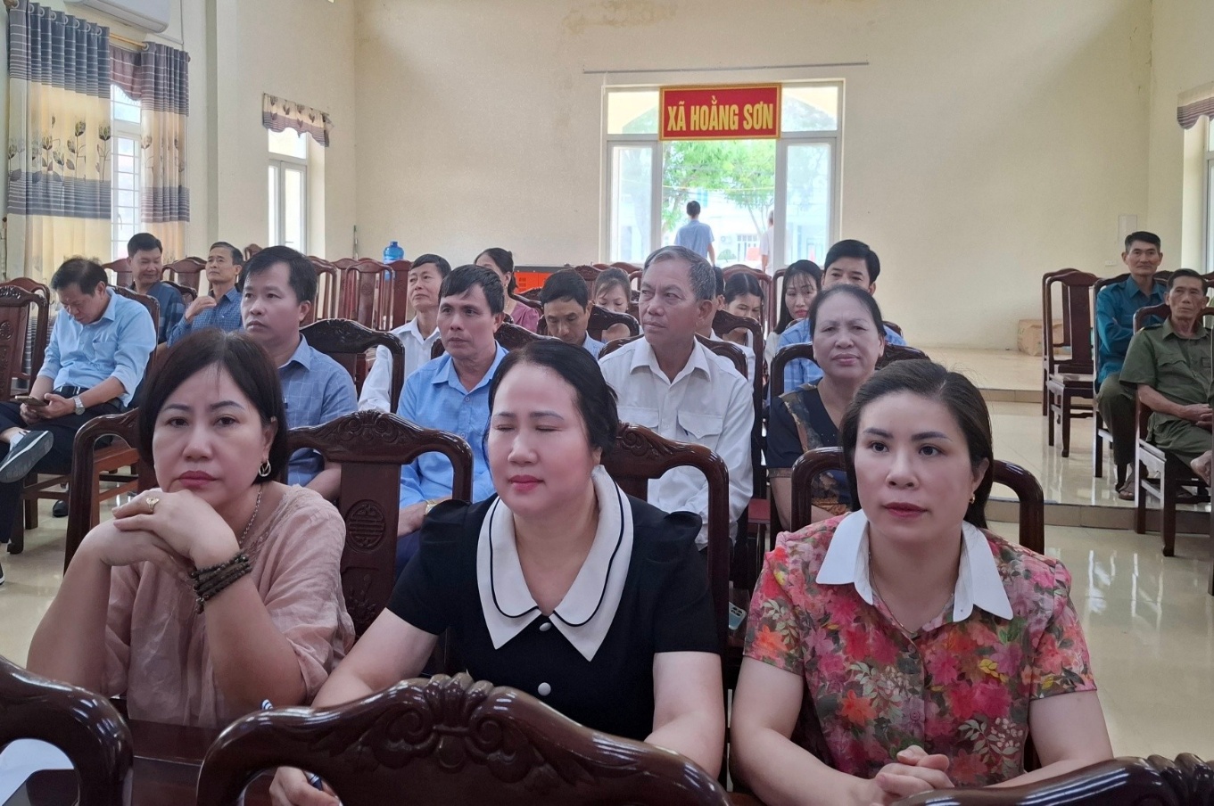 Có thể là hình ảnh về một hoặc nhiều người