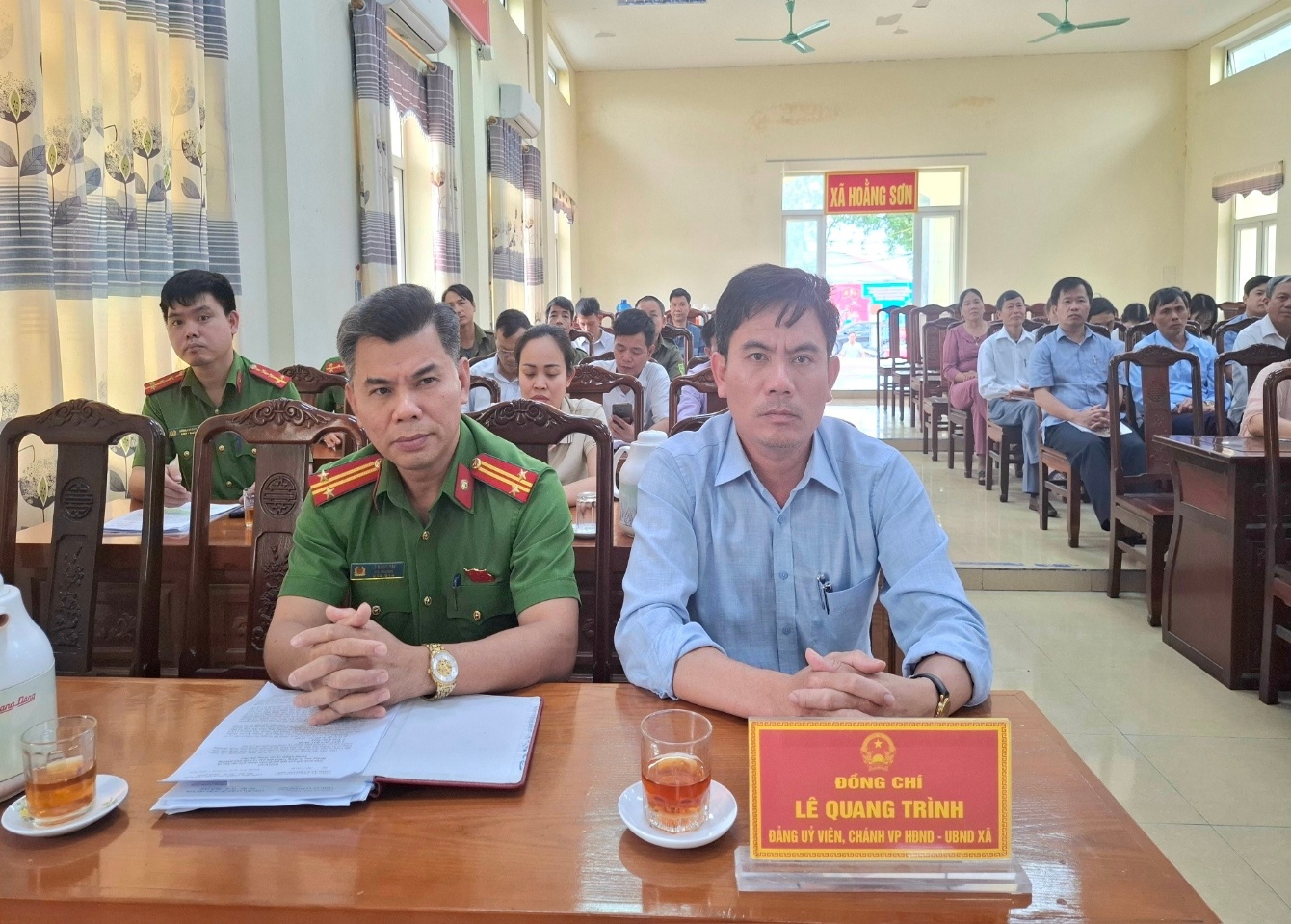 Có thể là hình ảnh về một hoặc nhiều người và văn bản cho biết 'HOÀNG . SƠN 5 w-0aw ĐỐNG CHÍ LEQUANGTRINH LÊ QUANG TRÌNH BÁNG VIÊN, CHÁNH HDND UBND . KA'