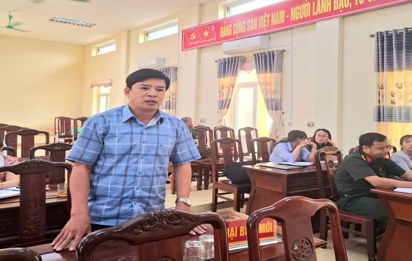 Có thể là hình ảnh về một hoặc nhiều người và mọi người đang học