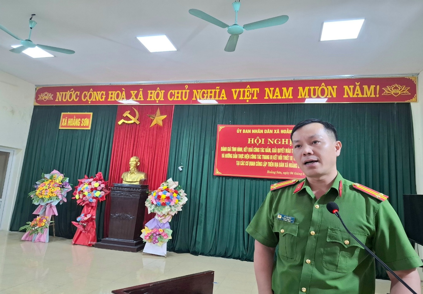 Có thể là hình ảnh về cái bục và văn bản