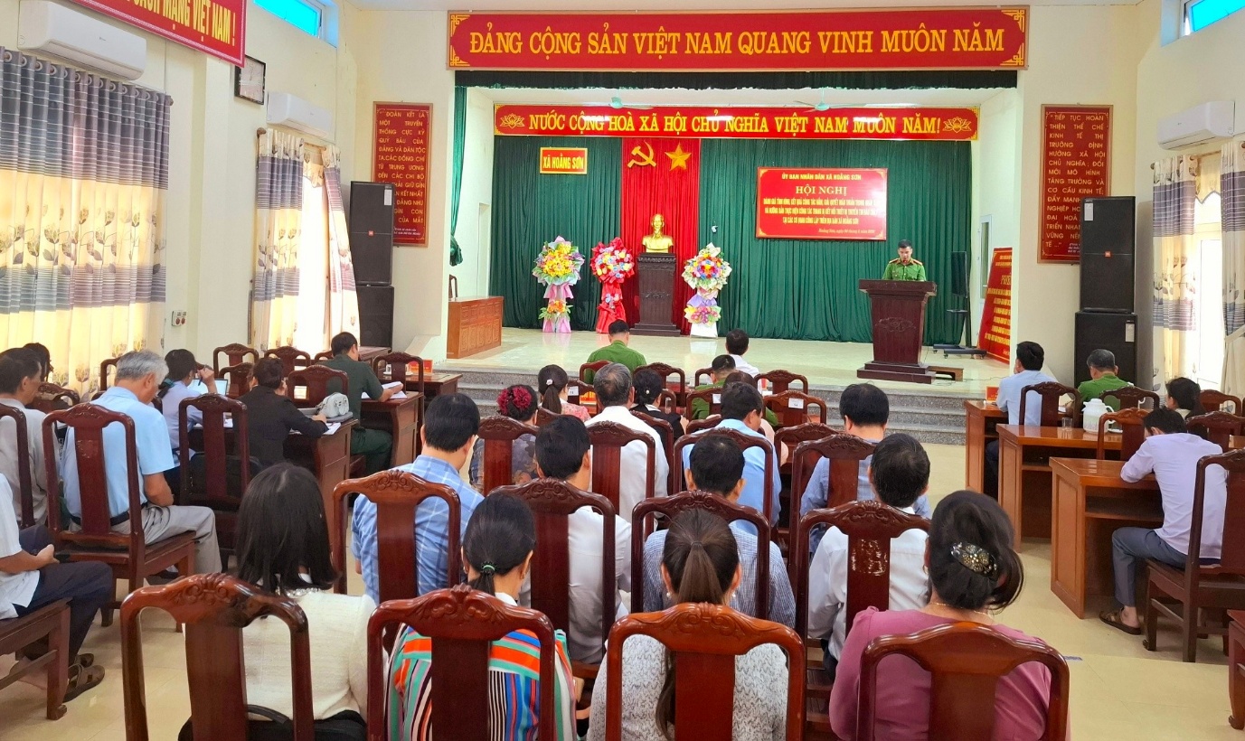 Có thể là hình ảnh về cái bục và văn bản