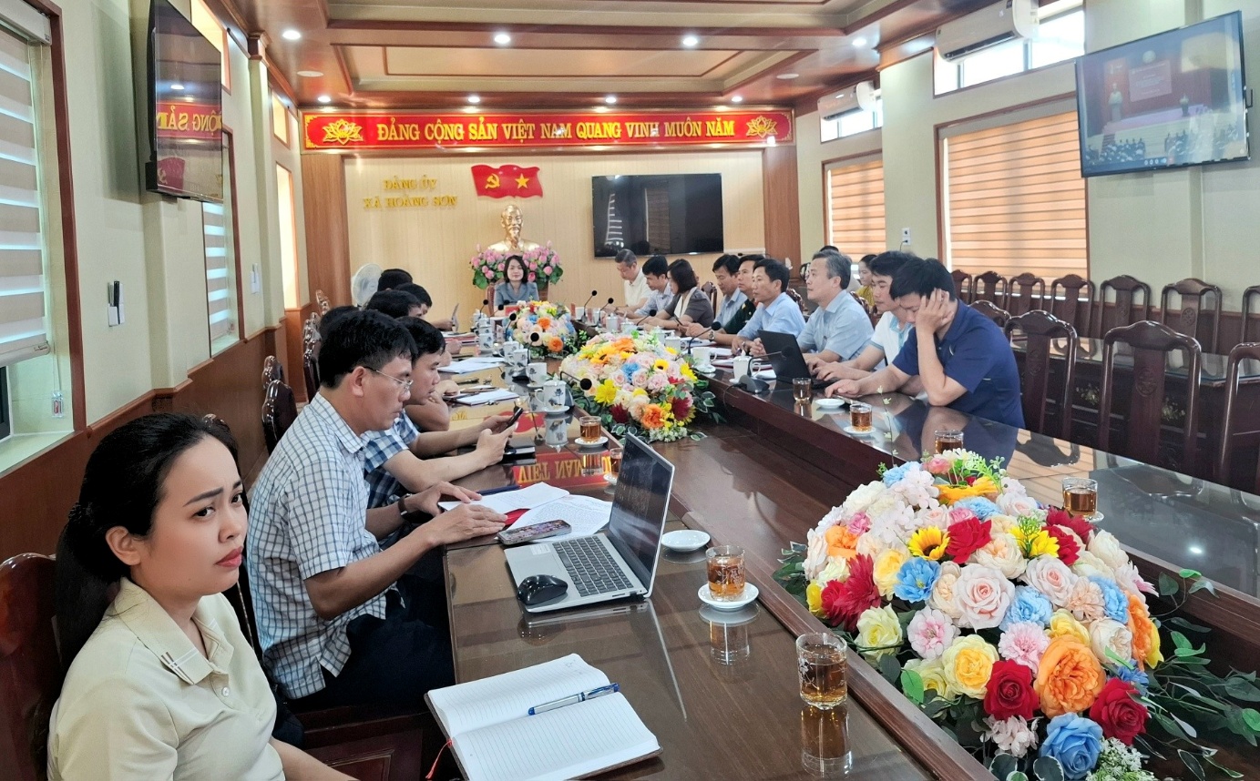 Có thể là hình ảnh về một hoặc nhiều người, bàn và văn bản