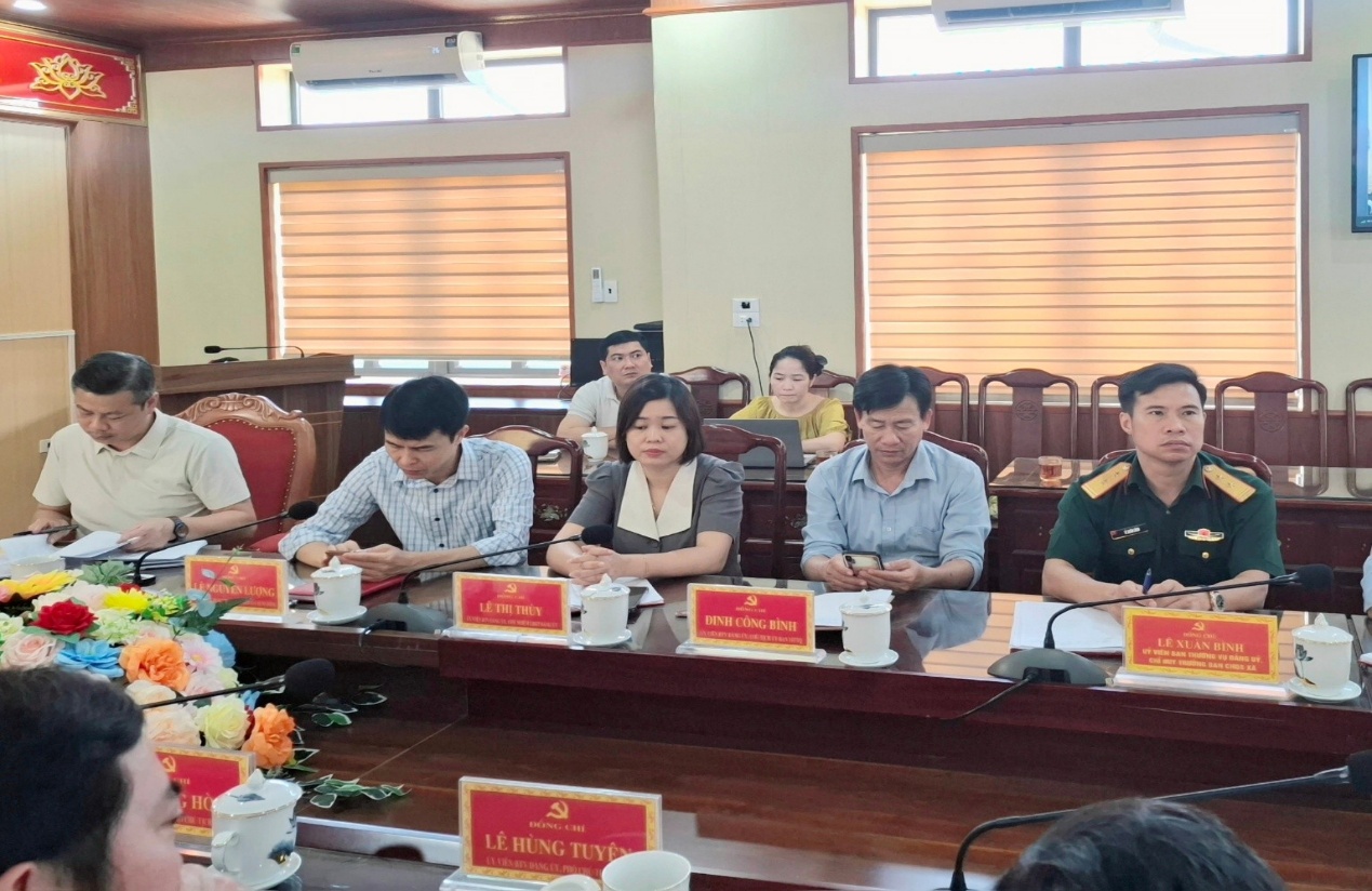 Có thể là hình ảnh về một hoặc nhiều người và văn bản