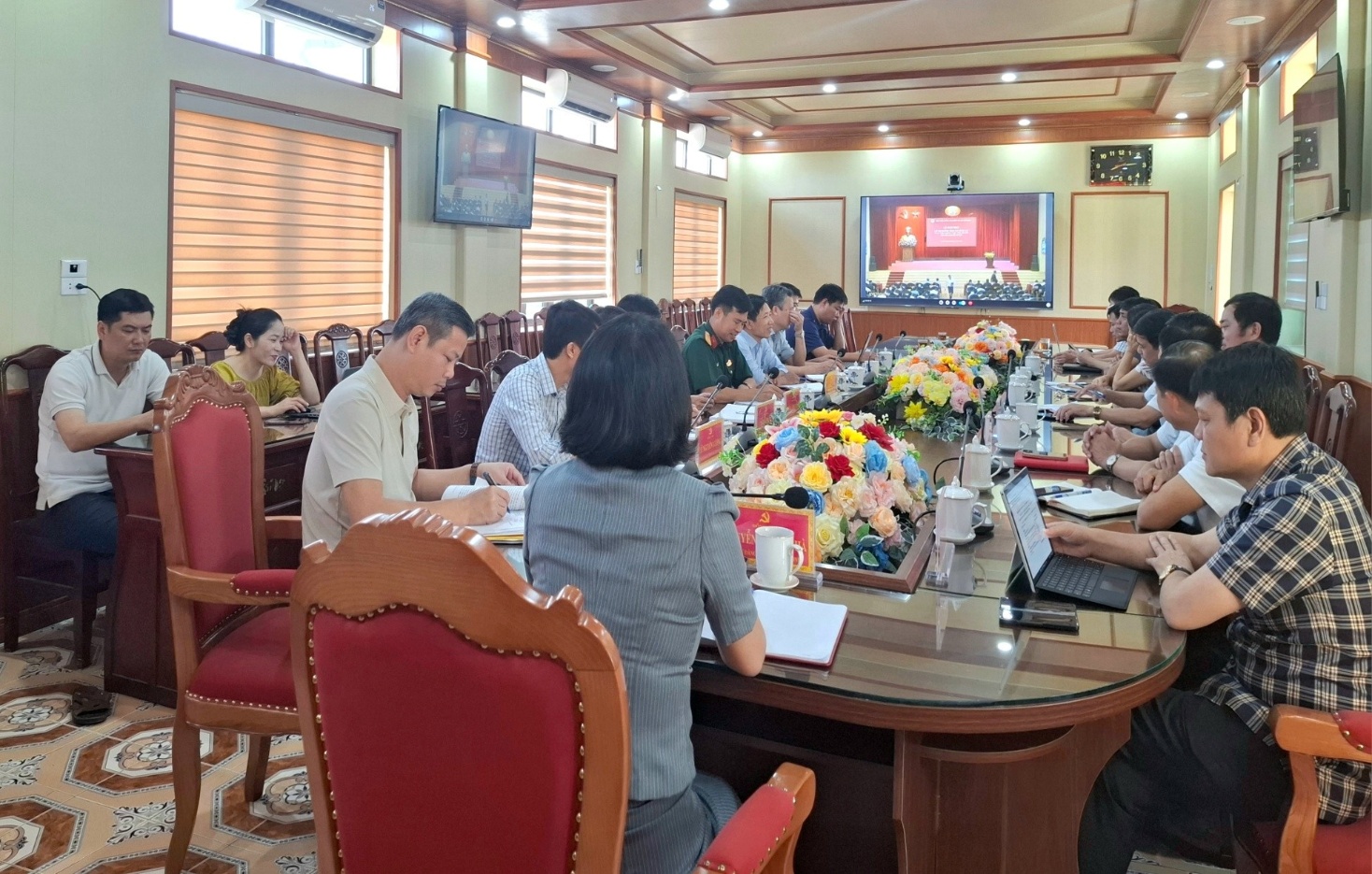 Có thể là hình ảnh về một hoặc nhiều người, bàn và văn bản