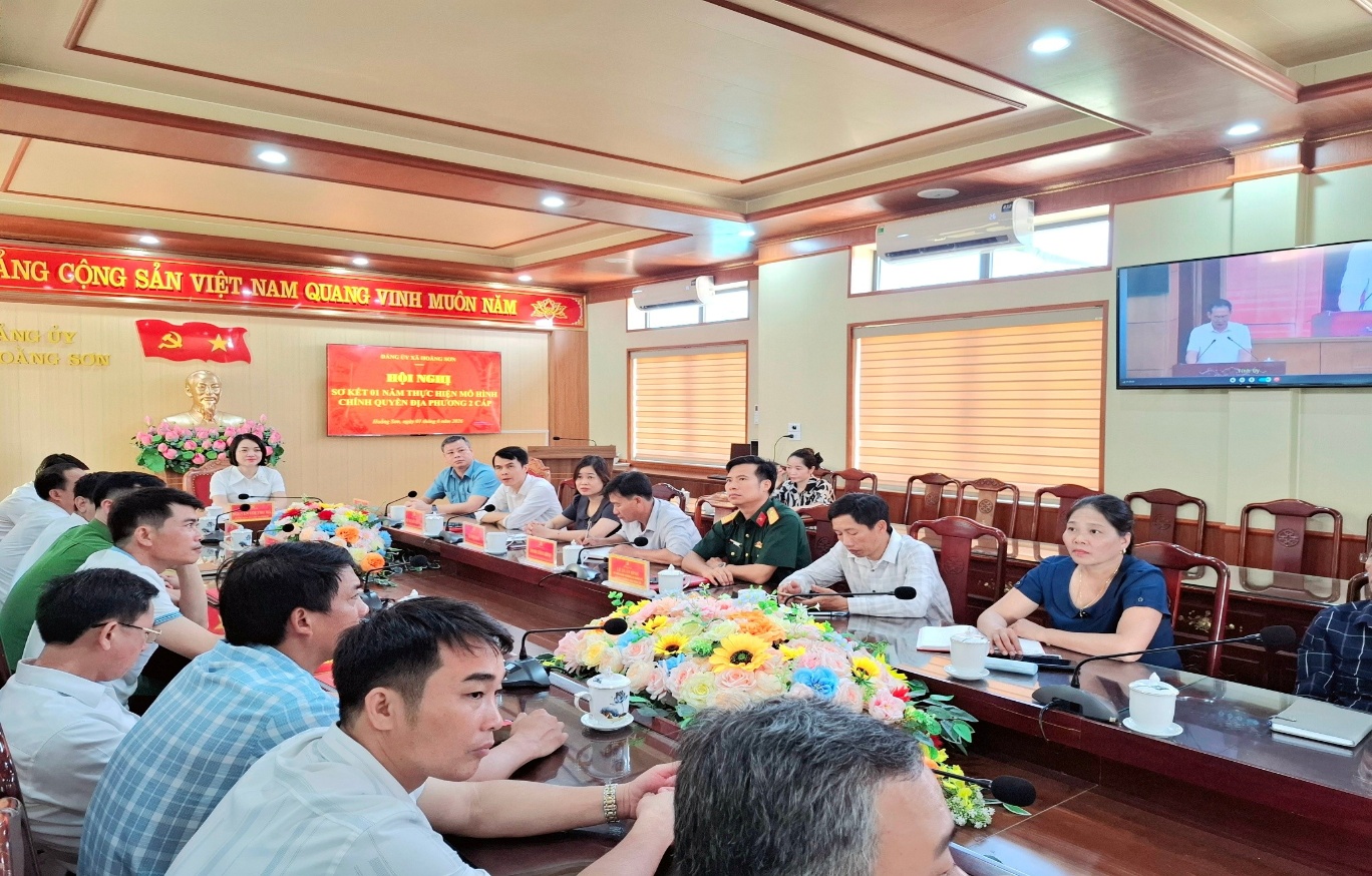 Có thể là hình ảnh về một hoặc nhiều người và văn bản