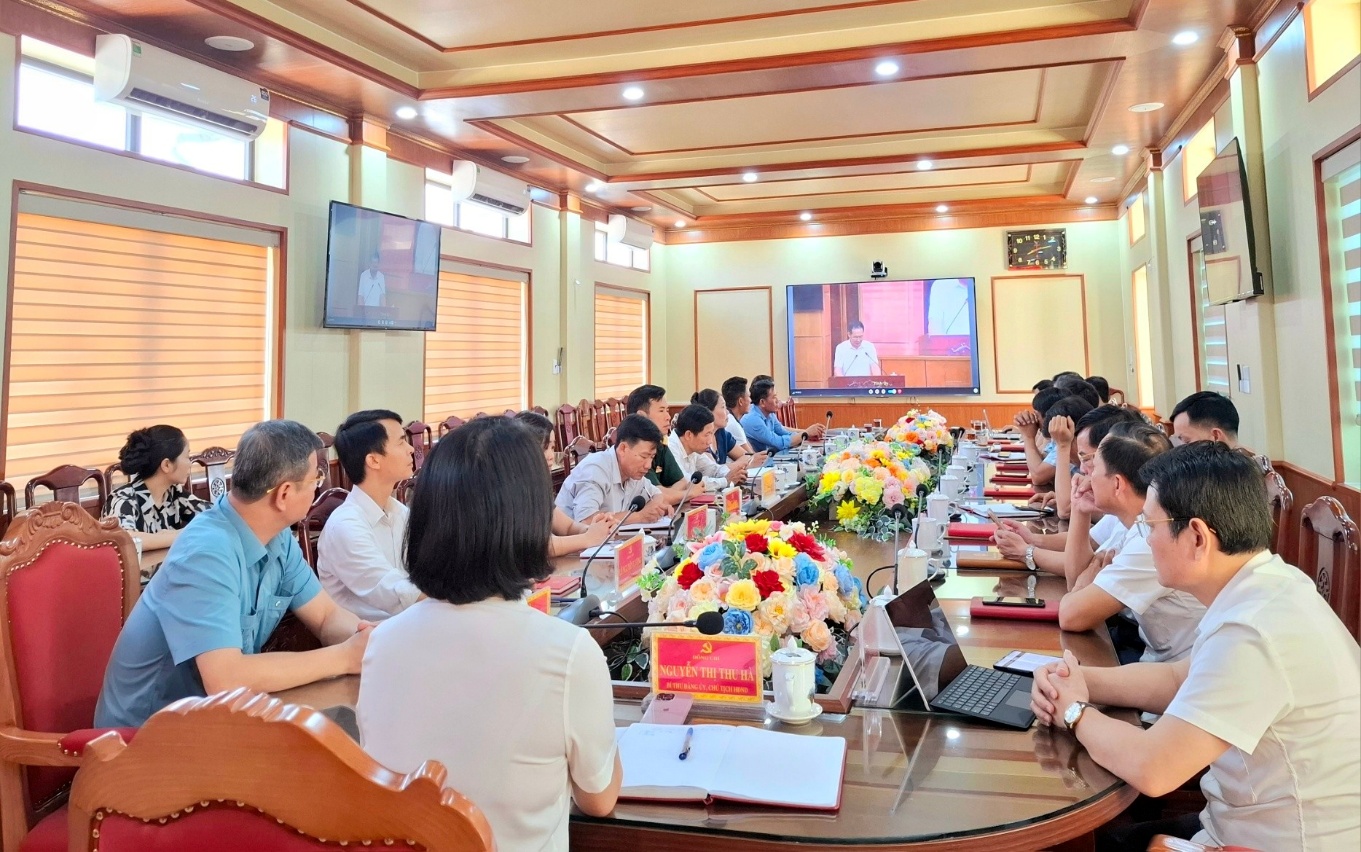Có thể là hình ảnh về một hoặc nhiều người, mọi người đang học, bàn và văn bản