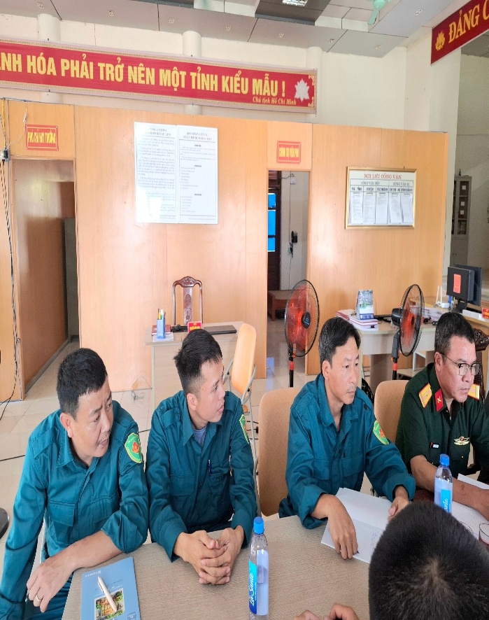 Có thể là hình ảnh về một hoặc nhiều người, mọi người đang học và văn bản
