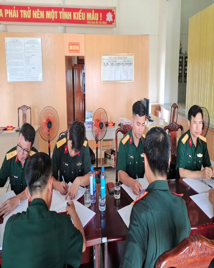Có thể là hình ảnh về một hoặc nhiều người, mọi người đang học và văn bản