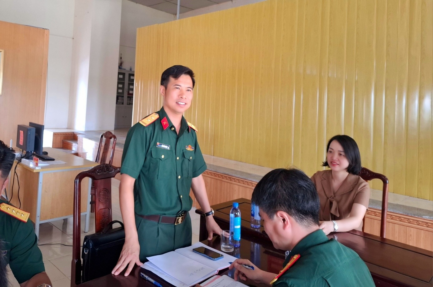 Có thể là hình ảnh về một hoặc nhiều người, mọi người đang học và văn bản