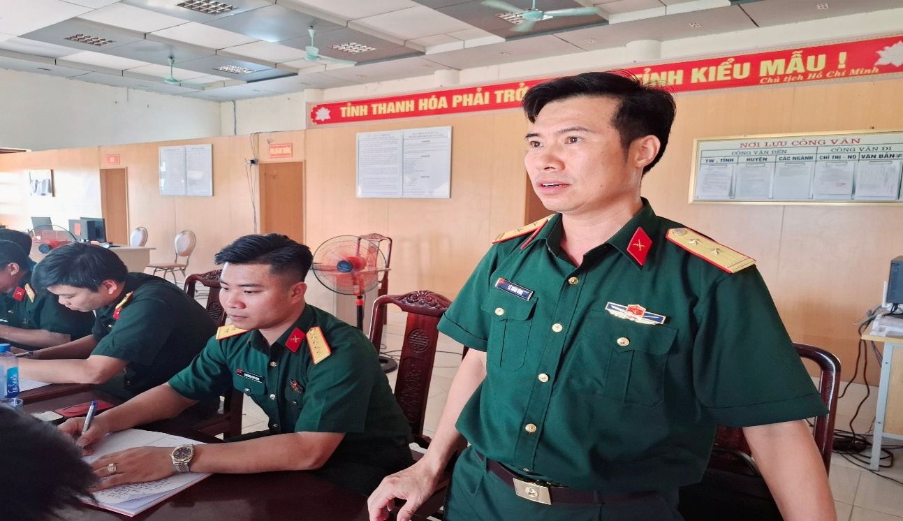 Có thể là hình ảnh về một hoặc nhiều người, mọi người đang học và văn bản cho biết 'م_و_د な心 田 TÍNH THANH HÓA PHẢI T MẤU He ÍNH KIẾU Chu tich Minh NỚI ሆ CÔNG VAN QVAN ONG Mжmo -N0 VANBA CHI m'