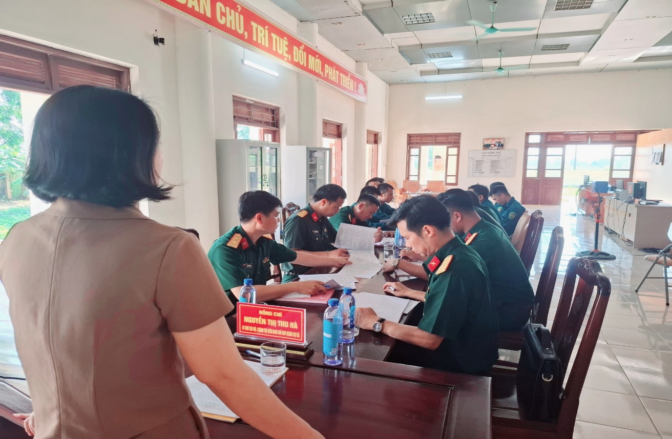 Có thể là hình ảnh về một hoặc nhiều người, mọi người đang học và văn bản