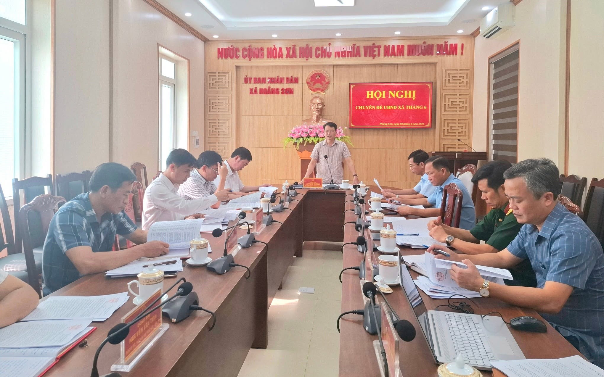 Có thể là hình ảnh về một hoặc nhiều người, mọi người đang học và văn bản