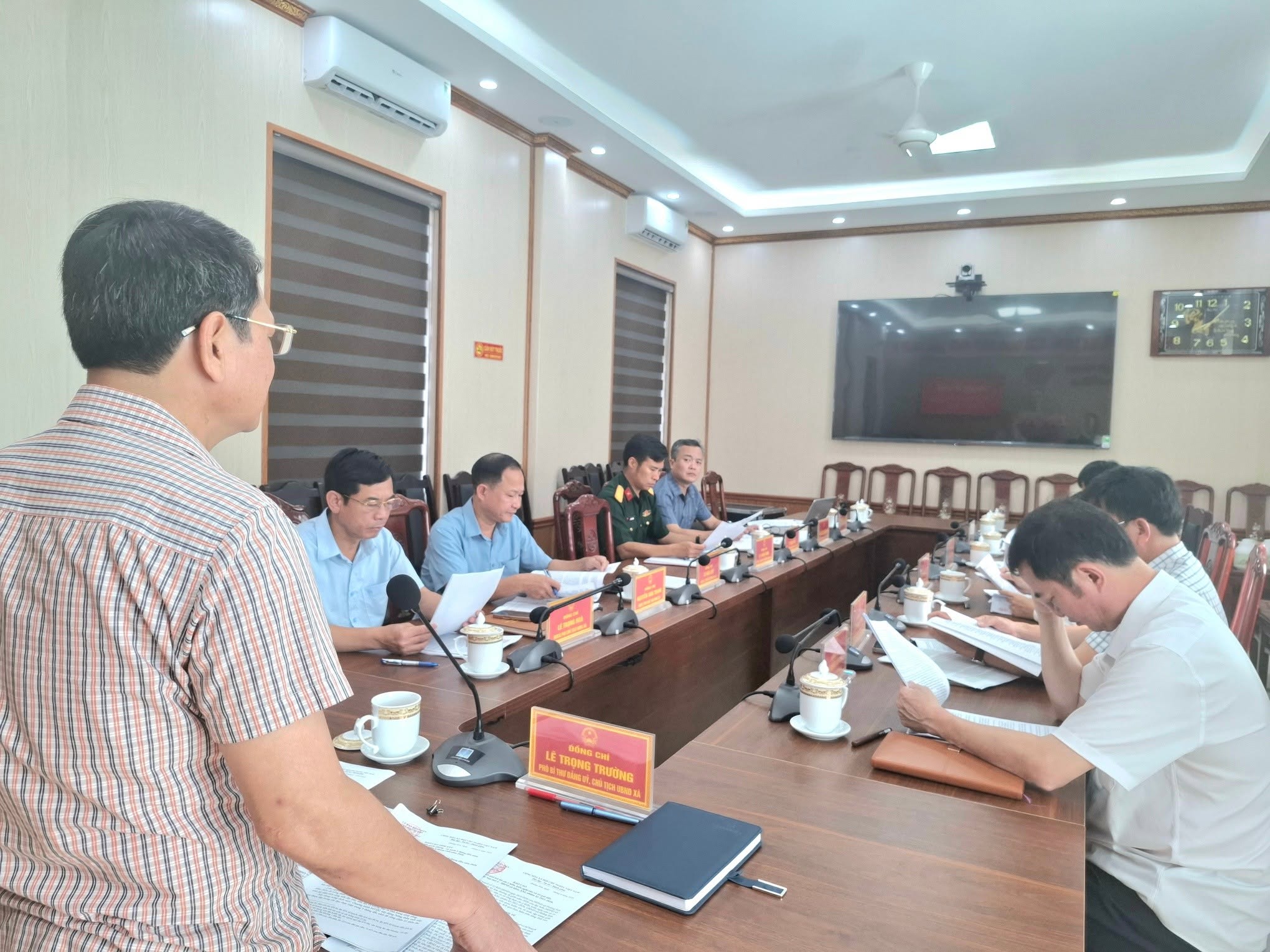 Có thể là hình ảnh về một hoặc nhiều người, mọi người đang học và văn bản