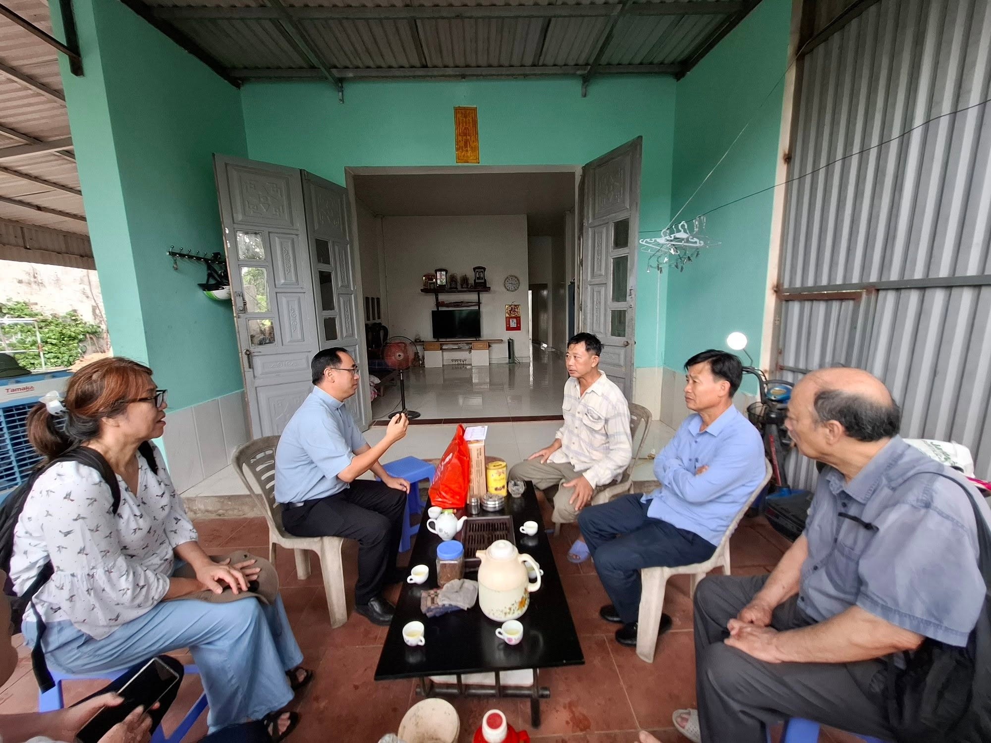 Có thể là hình ảnh về một hoặc nhiều người và bệnh viện