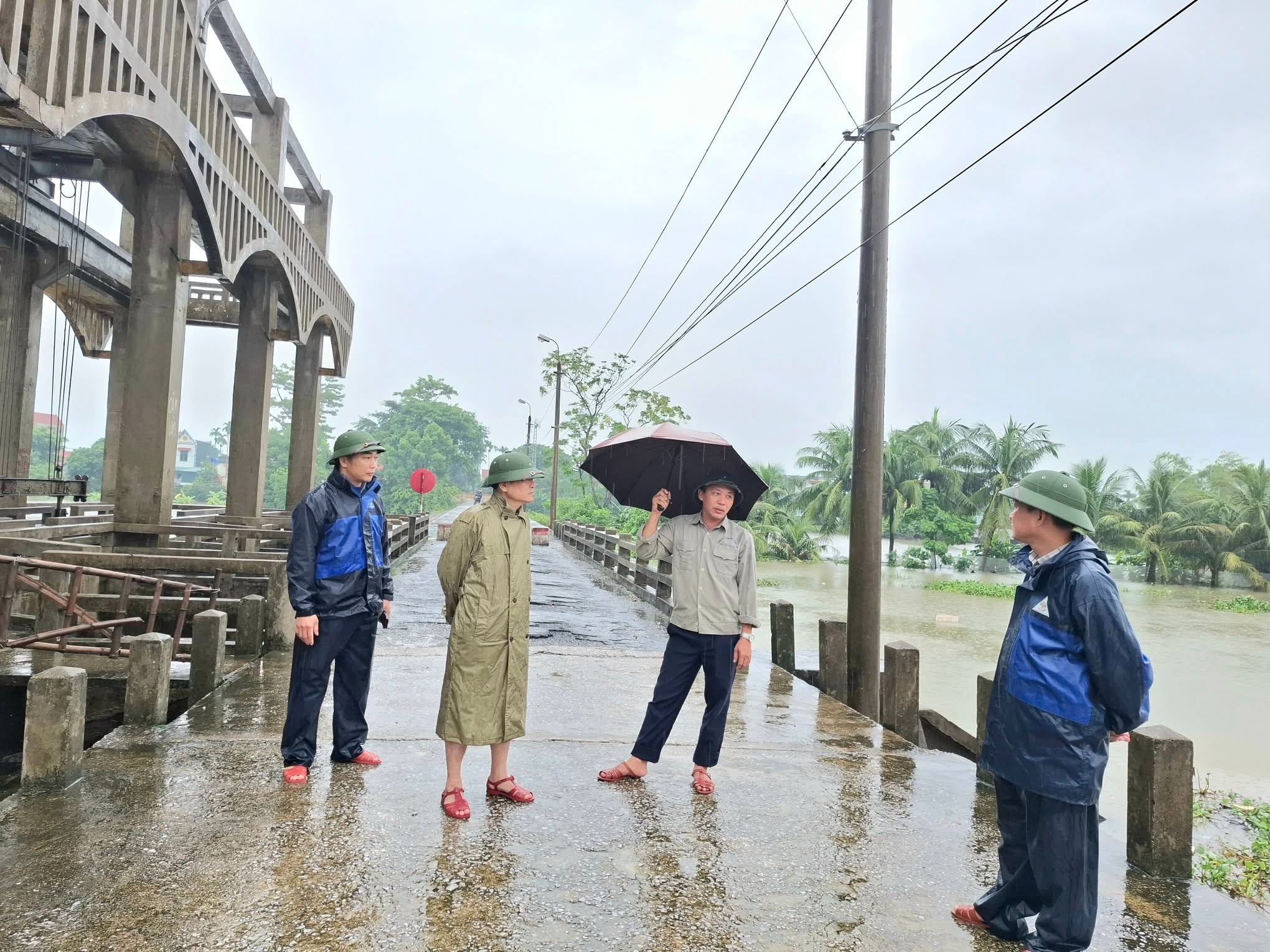 Có thể là hình ảnh về một hoặc nhiều người