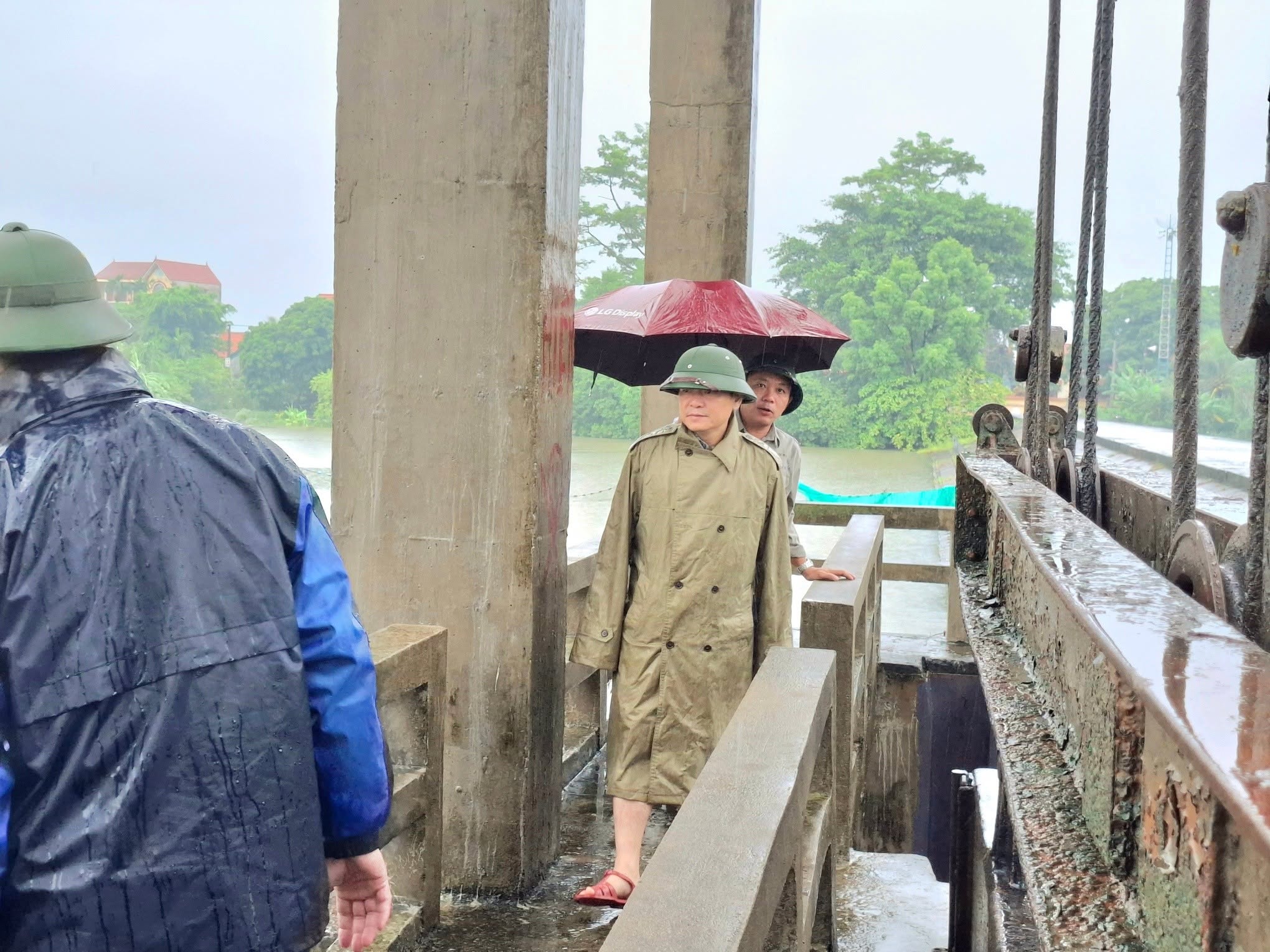 Có thể là hình ảnh về một hoặc nhiều người