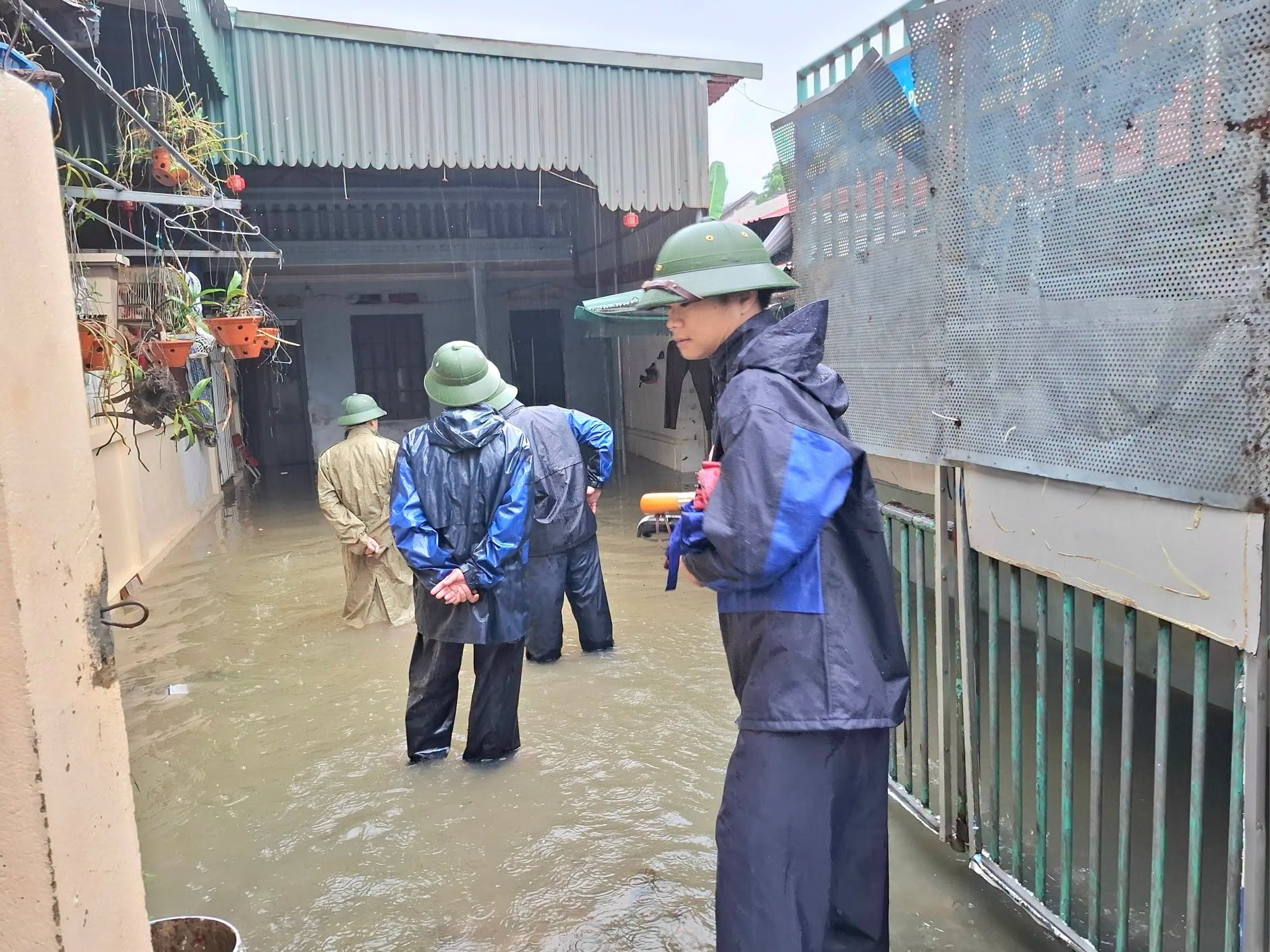 Có thể là hình ảnh về một hoặc nhiều người và thủy vực