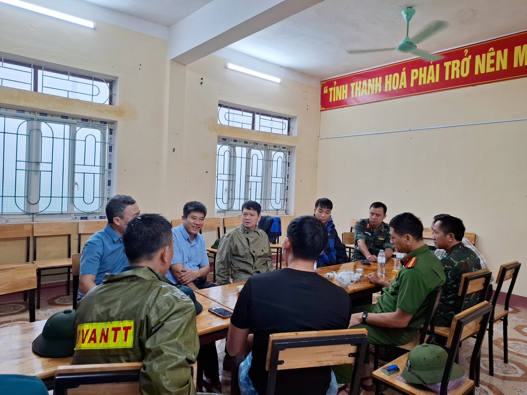 Có thể là hình ảnh về một hoặc nhiều người và văn bản cho biết '