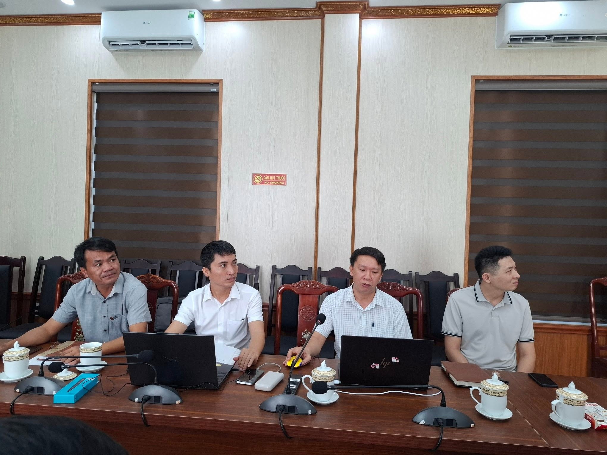 Có thể là hình ảnh về một hoặc nhiều người, mọi người đang học và văn bản