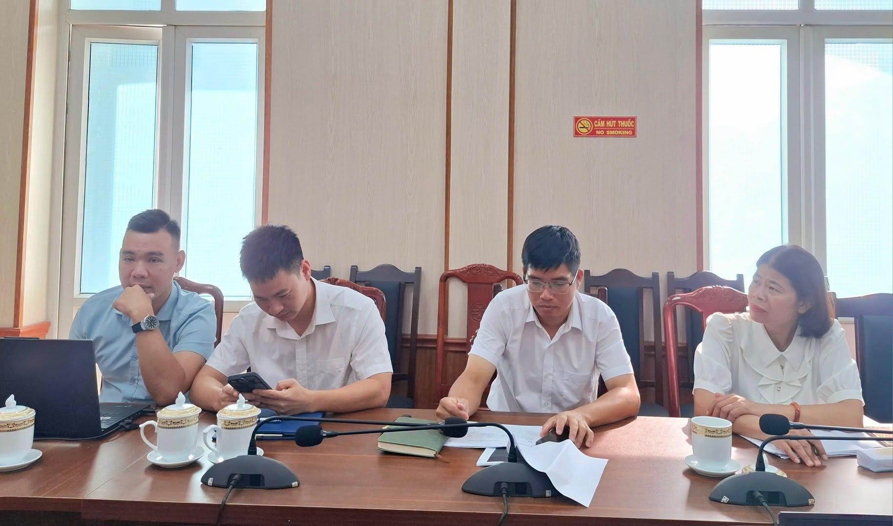 Có thể là hình ảnh về một hoặc nhiều người, mọi người đang học và bàn