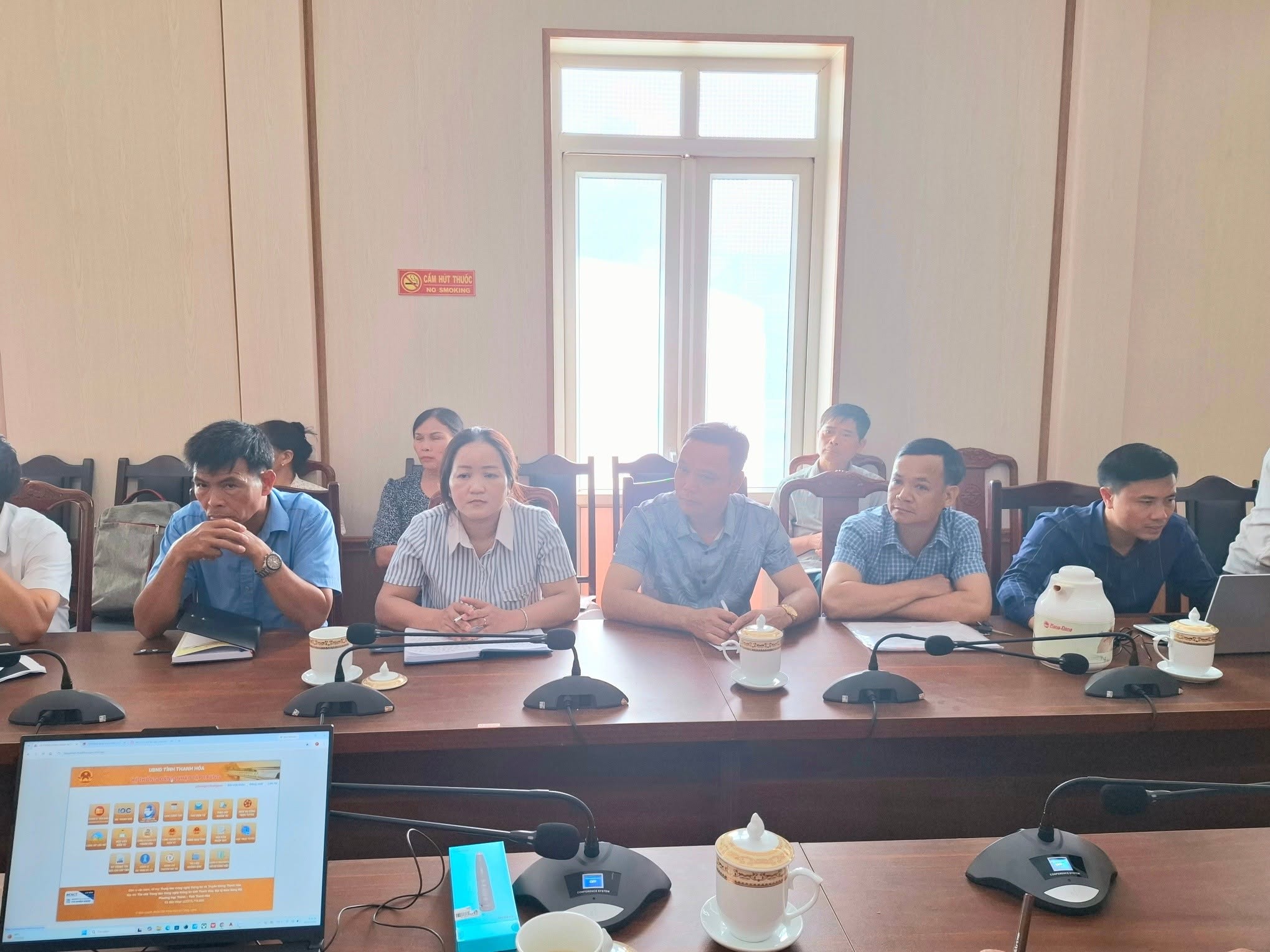 Có thể là hình ảnh về một hoặc nhiều người, mọi người đang học và văn bản
