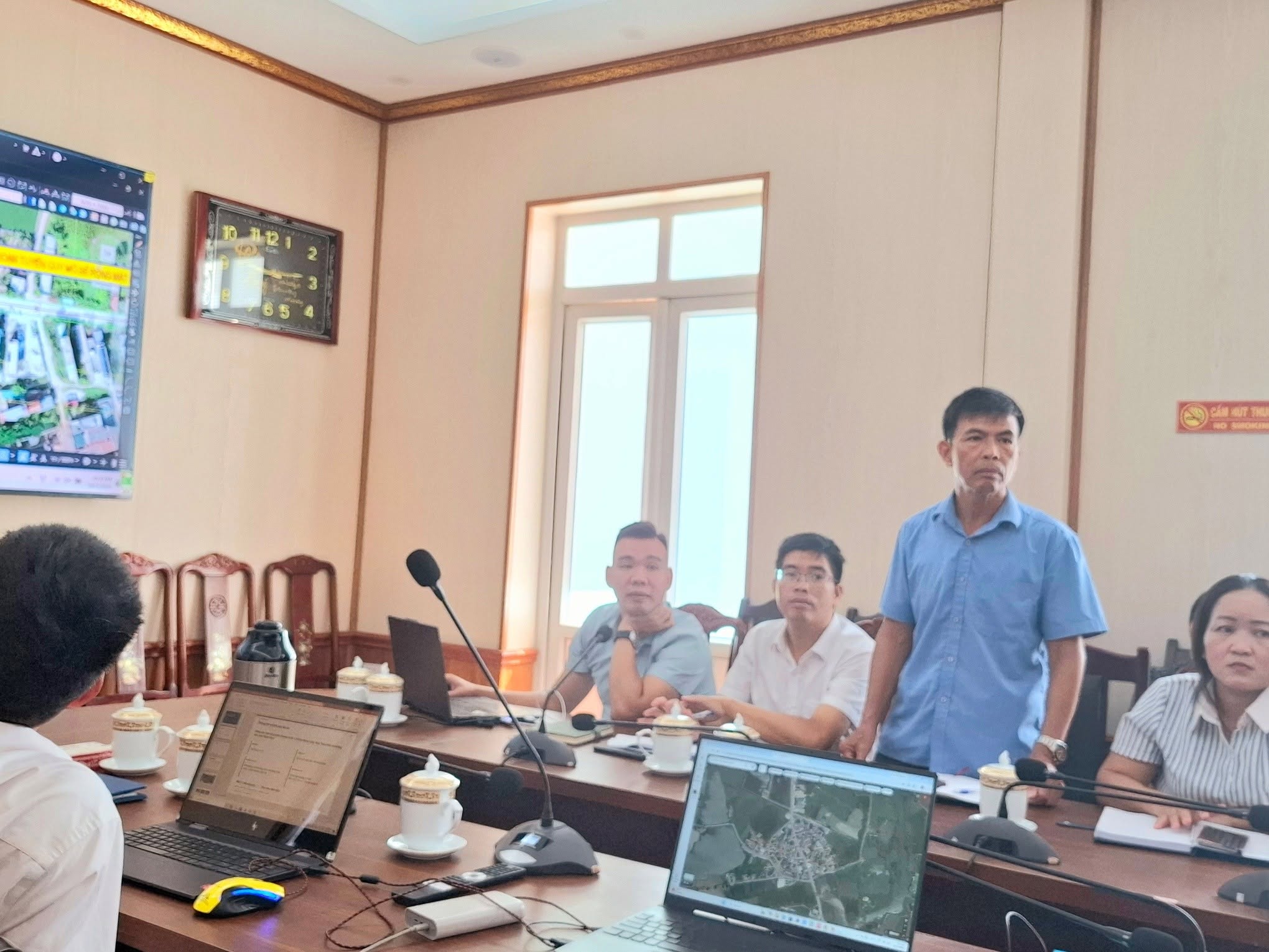 Có thể là hình ảnh về một hoặc nhiều người và văn bản