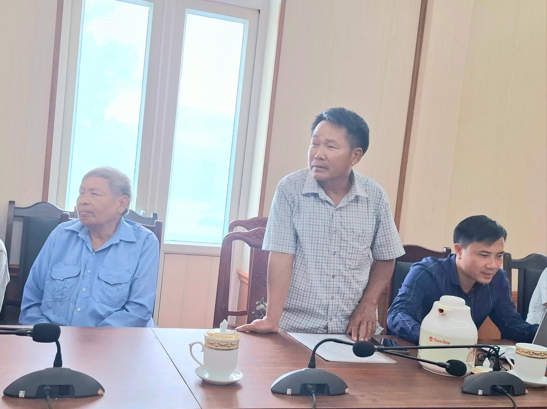Có thể là hình ảnh về một hoặc nhiều người và văn bản