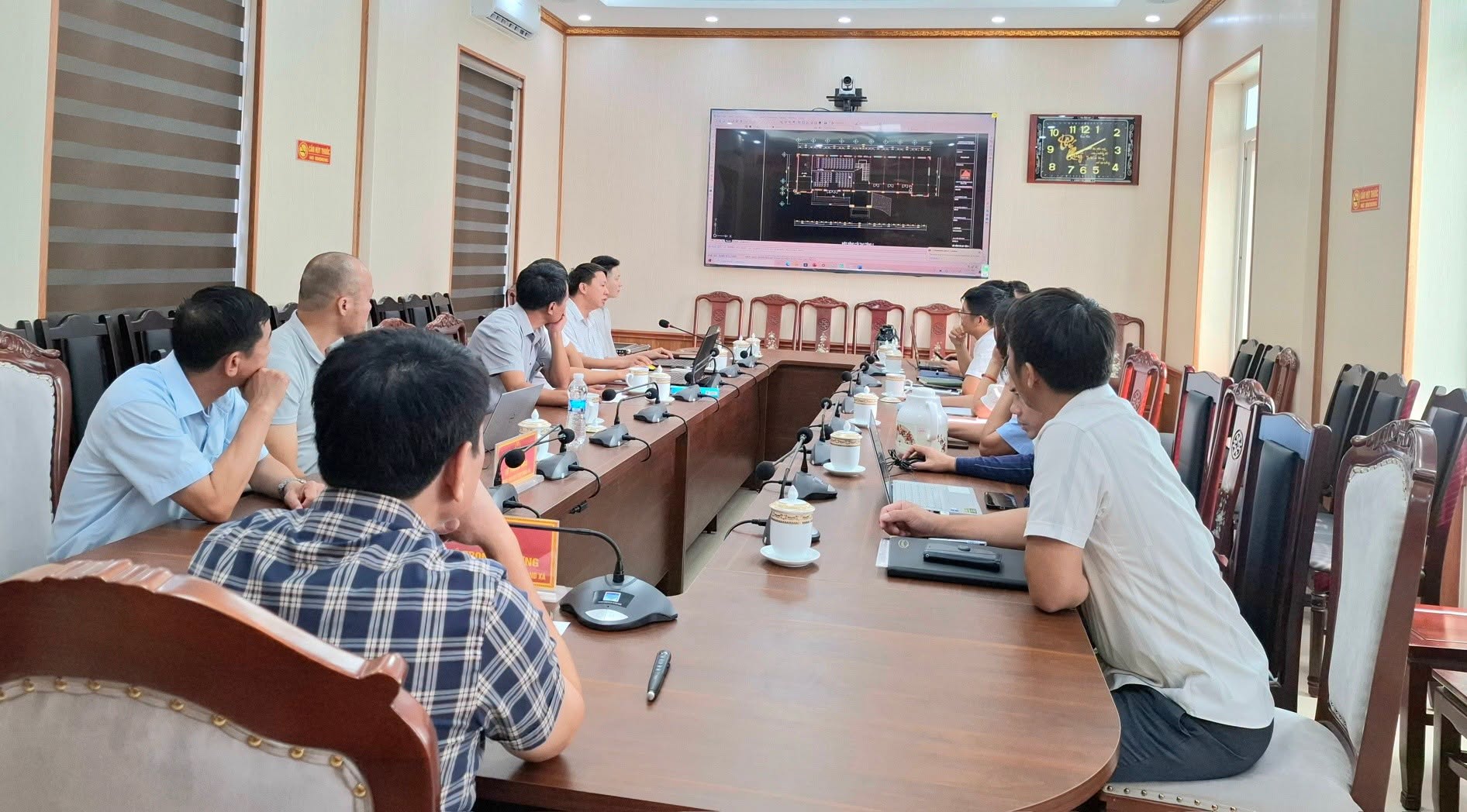 Có thể là hình ảnh về một hoặc nhiều người, mọi người đang học, bàn và văn bản
