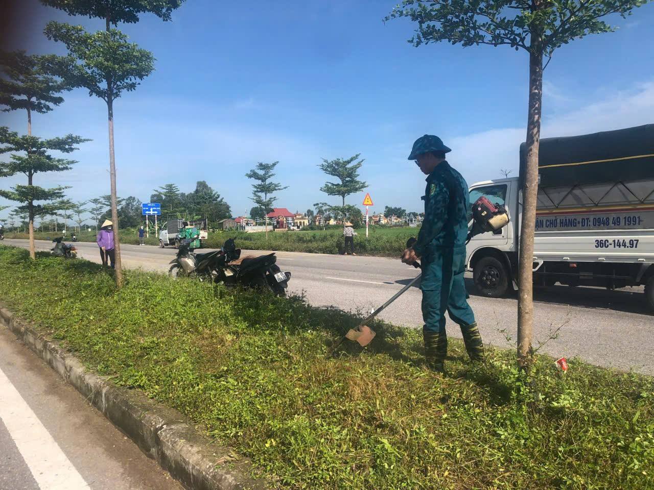 MTTQ VÀ CÁC ĐOÀN THỂ XÃ HOẰNG SƠN HĂNG HÁI RA QUÂN TỔNG DỌN VỆ SINH MÔI TRƯỜNG TRÊN TUYẾN ĐƯỜNG QUỲ - XUYÊN