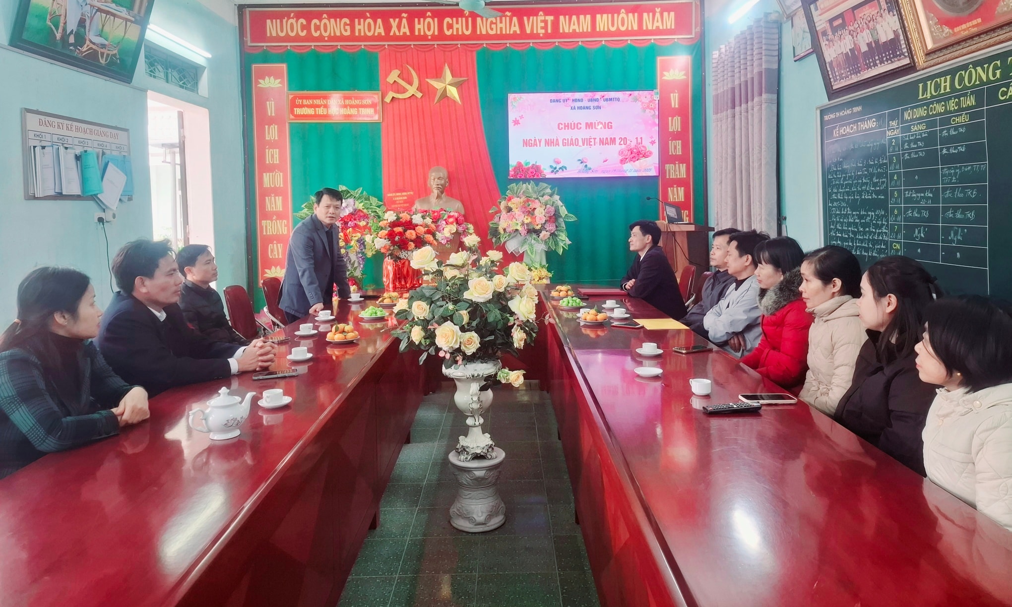 LÃNH ĐẠO XÃ HOẰNG SƠN ĐẾN THĂM VÀ CHÚC MỪNG KỶ NIỆM 43 NĂM NGÀY NHÀ GIÁO VIỆT NAM 20/11 